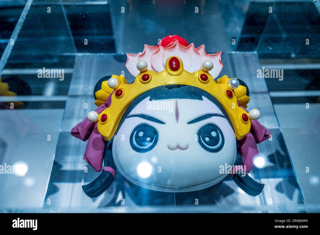 CHENGDU, CHINE - 9 SEPTEMBRE 2023 - Une pâtisserie combine des éléments traditionnels tels que le panda géant au Trésor national, le maquillage du visage du Sichuan O. Banque D'Images
