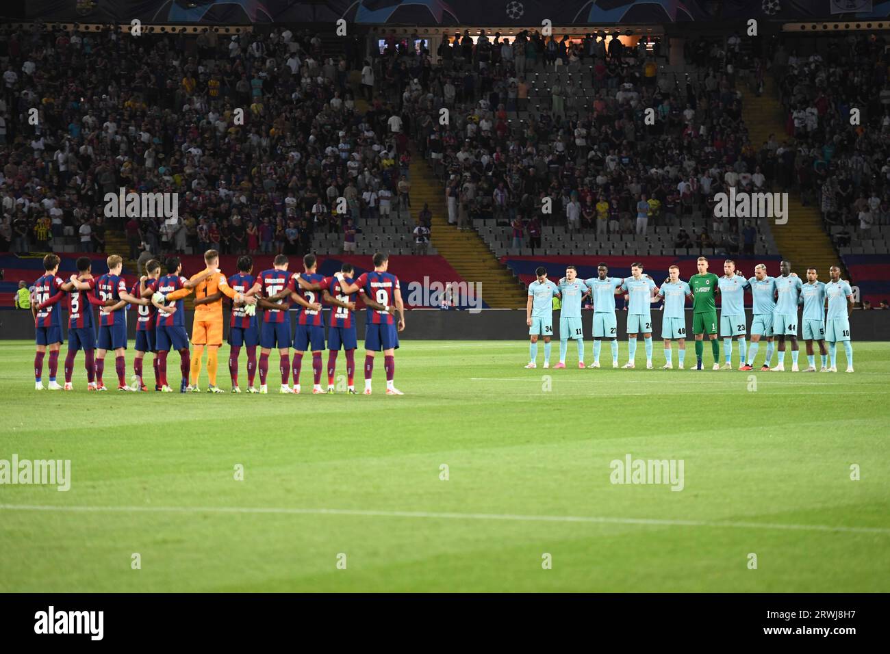 Barcelone, Barcelone, Espagne, Espagne. 19 septembre 2023. Une minute de silence en signe de respect pour les victimes d'un tremblement de terre qui a dévasté certaines régions du Maroc et des inondations qui ont ravagé l'est de la Libye avant le match de l'UEFA Champions League Group H FC Barcelone et Anvers le 19 septembre 2023, au stade Montjuic de Barcelone, Espagne. (Photo de Sara AribÃ³/PxImages) (image de crédit : © Sara ARIB/PX Imagens via ZUMA Press Wire) USAGE ÉDITORIAL SEULEMENT! Non destiné à UN USAGE commercial ! Banque D'Images