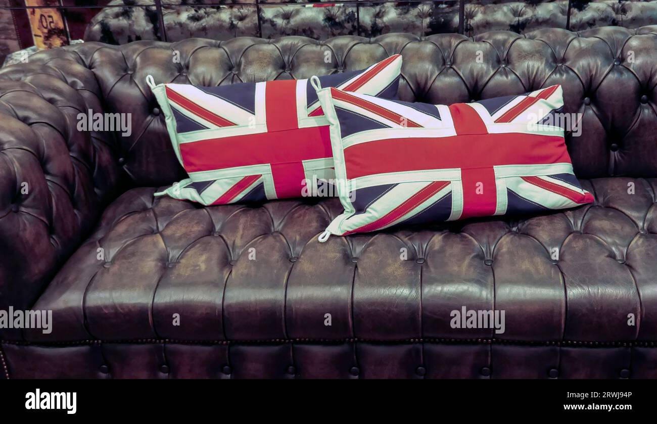 Coussins British Union Flag sur canapé en cuir Banque D'Images