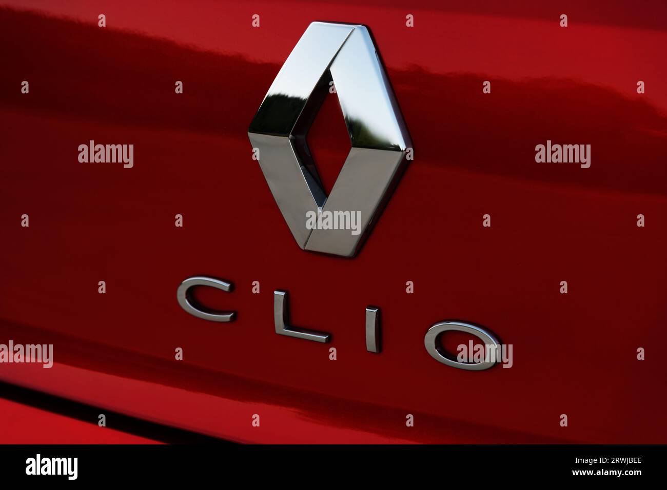 Izmir, Turquie - 2 août 2023 : gros plan du logo sur le coffre d'une Renault Clio rouge, capturant les détails complexes et l'identité de la marque. Banque D'Images