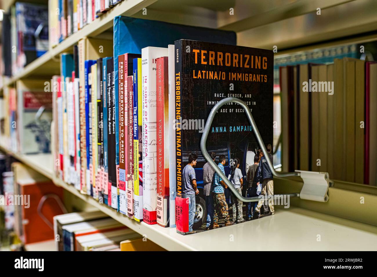 Vue de livres sur une étagère à l'intérieur du Chicano Resource Center à East Los angles public libra, y compris un livre sur la terreur de l'immigré latino-américain Banque D'Images