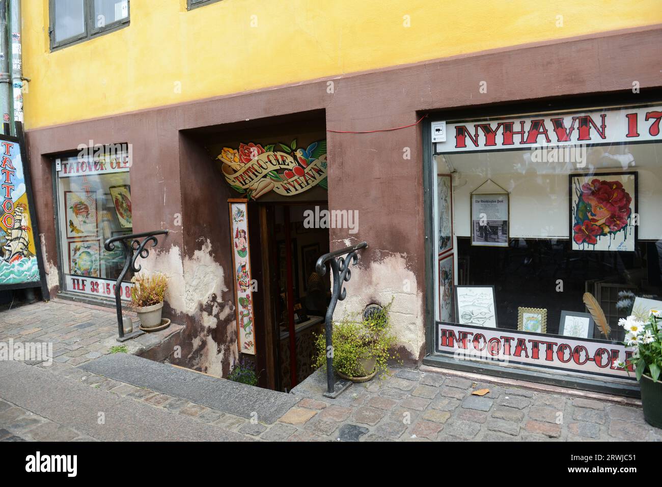 Tattoo Ole est la plus ancienne boutique de tatouage au monde qui fonctionne encore. Nyhavn 17, Copenhague, Danemark. Banque D'Images