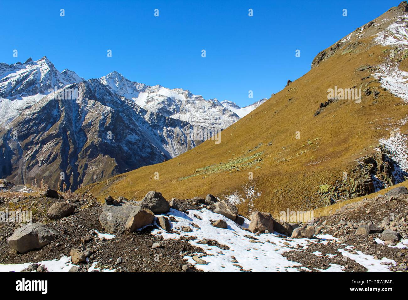 Un beau paysage panoramique - les pentes de montagnes avec des glaciers contre un ciel bleu dans la région d'Elbrus dans le Caucase du Nord en Kabardino- Banque D'Images