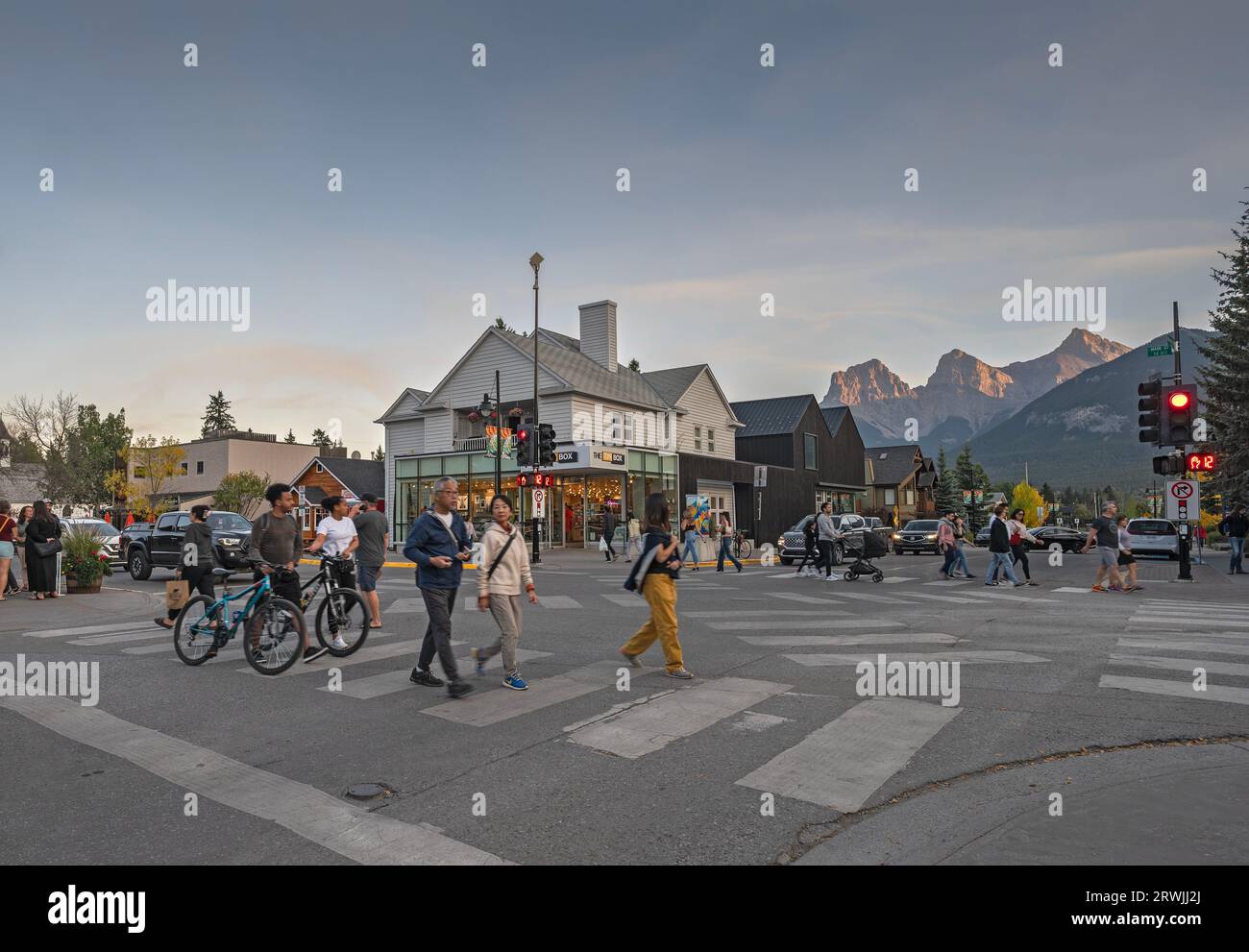 Canmore, Alberta, Canada – le 16 septembre 2023 : les gens traversent à l’intersection des rues main et Marra en soirée Banque D'Images