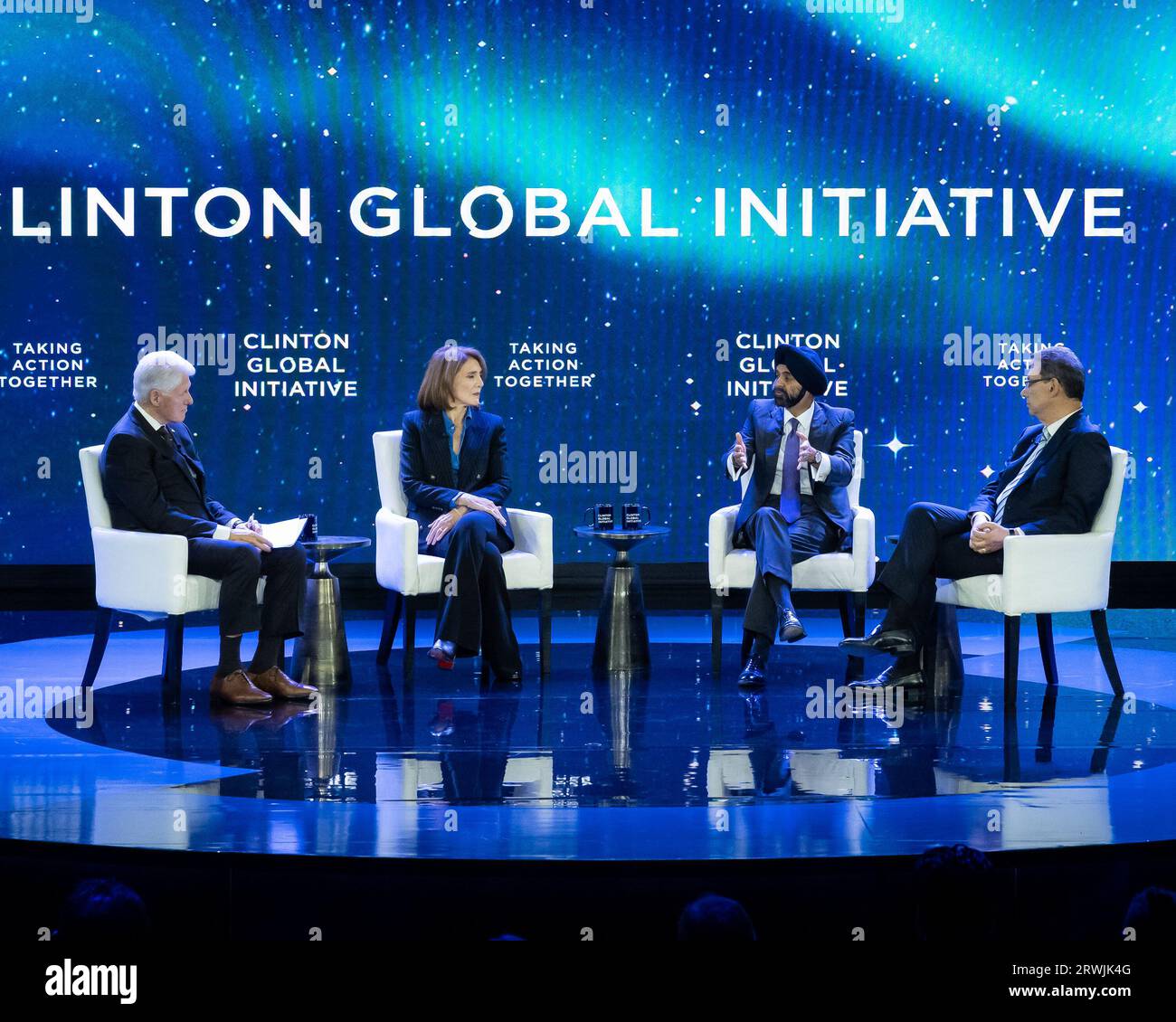 New York, États-Unis. 19 septembre 2023. (G-D) l’ancien président Bill Clinton, Ruth Porat, Ajay Banga et Albert Bourla prennent la parole lors de la deuxième journée de la réunion de l’Initiative mondiale Clinton à l’hôtel Hilton à New York, New York, le 19 septembre 2023. (Photo Gabriele Holtermann/Sipa USA) crédit : SIPA USA/Alamy Live News Banque D'Images