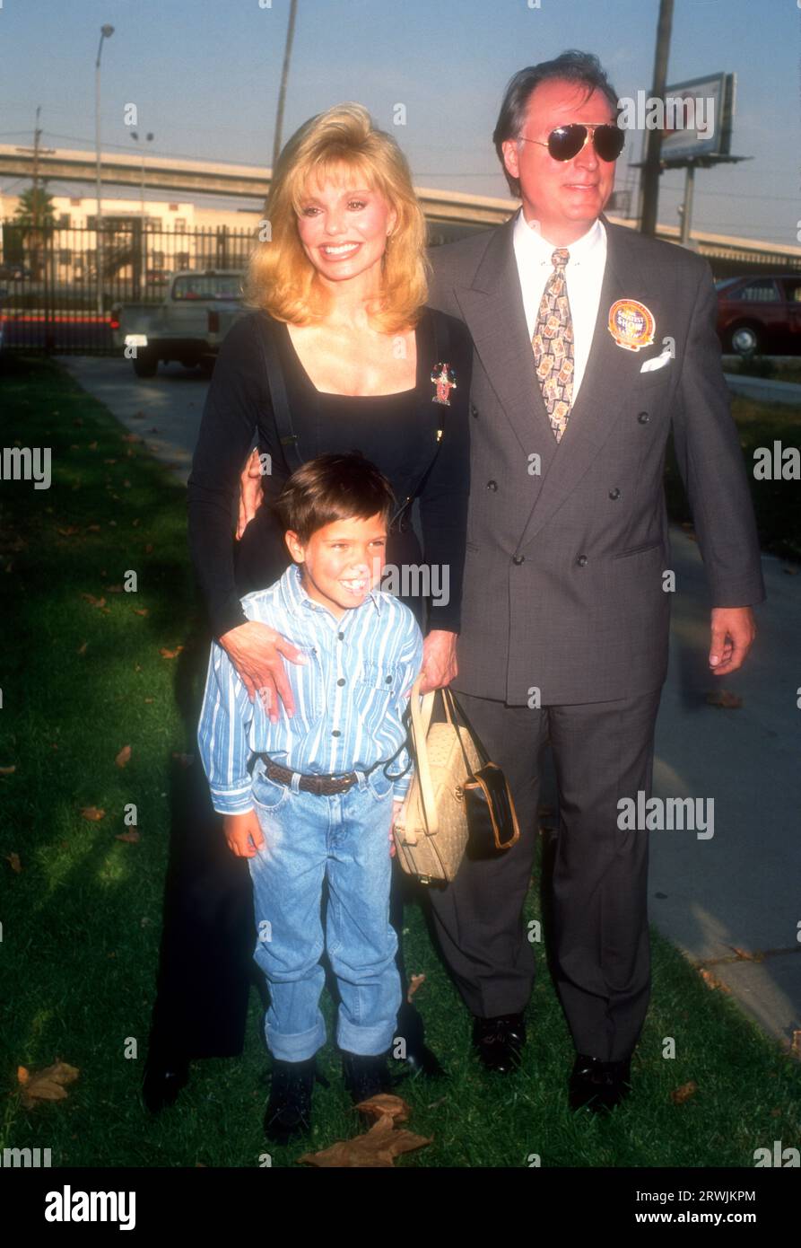 Los Angeles, Californie, États-Unis 25 juillet 1996 l'actrice Loni Anderson petit ami Geoff Brown et son fils Quinton Reynolds participent à ÒThe Greatest Show sur EarthÓ Ringling Brothers et Barnum & Bailey 126e édition au profit du Variety Club ChildrenÕs Charity au Los Angeles Sports Arena le 25 juillet, 1996 à Los Angeles, Californie, États-Unis. Photo de Barry King/Alamy stock photo Banque D'Images