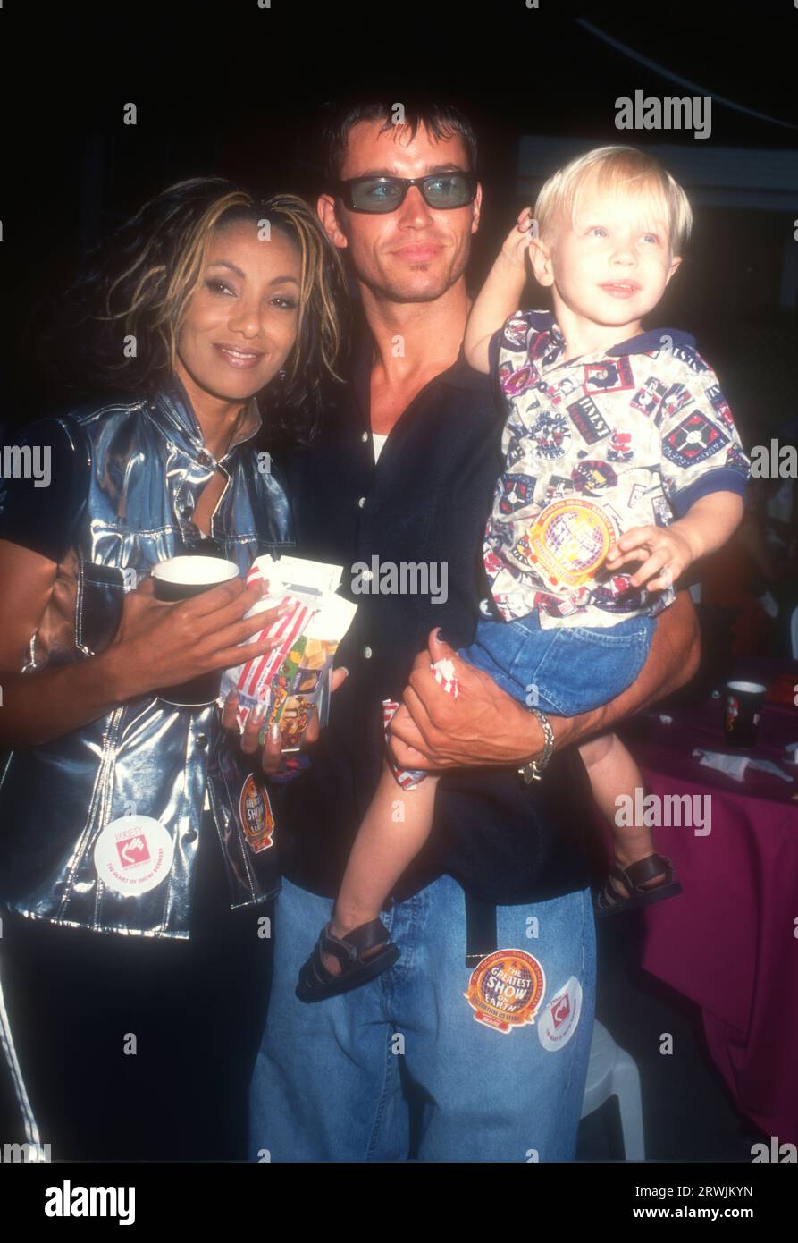 Los Angeles, Californie, États-Unis 25 juillet 1996 personnalité TV Julie Brown, John Devon et son fils Tanner Devon participent à ÒThe Greatest Show sur EarthÓ Ringling Brothers et Barnum & Bailey 126e édition au profit du Variety Club ChildrenÕs Charity au Los Angeles Sports Arena le 25 juillet, 1996 à Los Angeles, Californie, États-Unis. Photo de Barry King/Alamy stock photo Banque D'Images