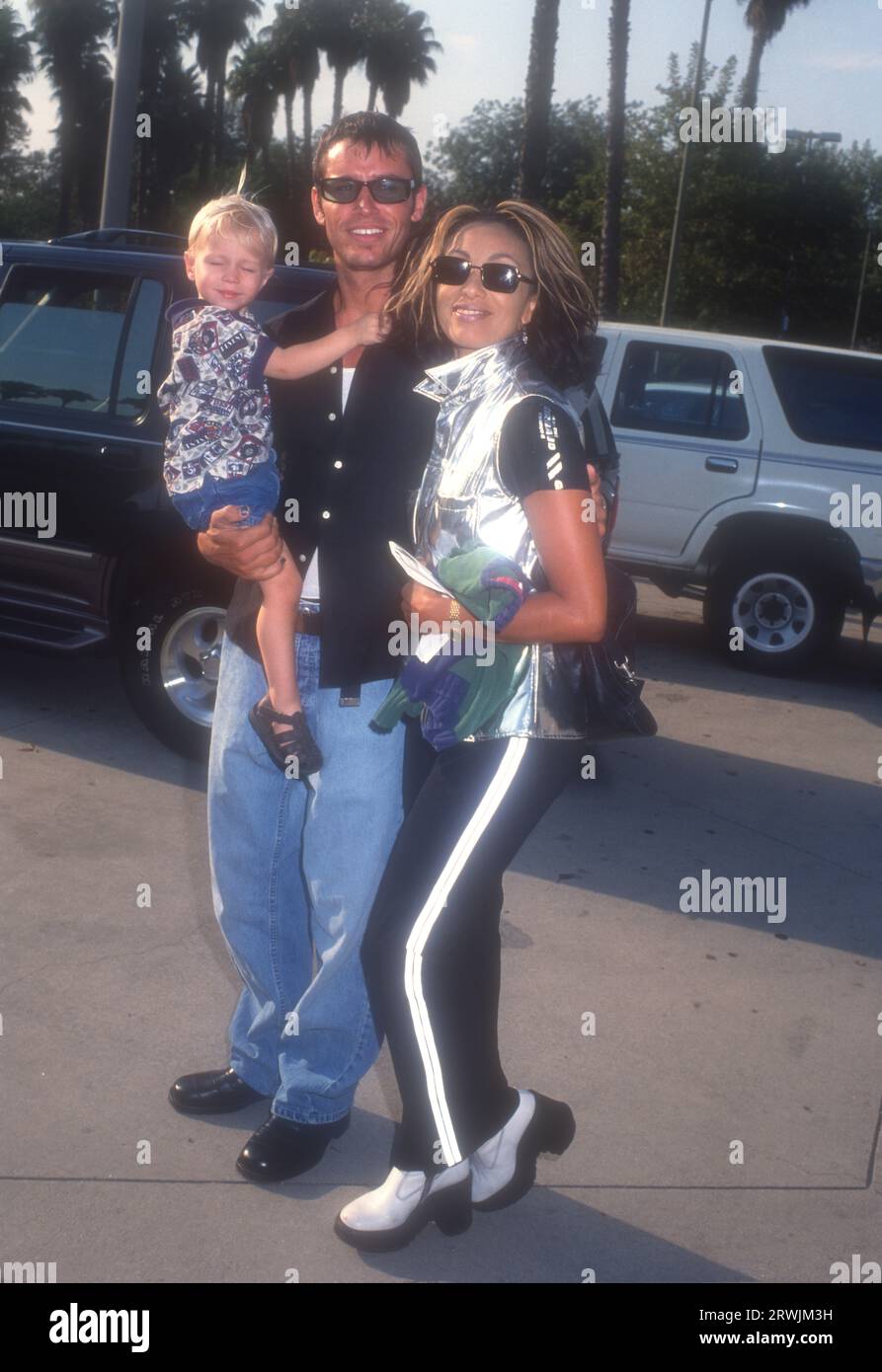 Los Angeles, Californie, États-Unis 25 juillet 1996 personnalité TV Julie Brown, John Devon et son fils Tanner Devon participent à ÒThe Greatest Show sur EarthÓ Ringling Brothers et Barnum & Bailey 126e édition au profit du Variety Club ChildrenÕs Charity au Los Angeles Sports Arena le 25 juillet, 1996 à Los Angeles, Californie, États-Unis. Photo de Barry King/Alamy stock photo Banque D'Images