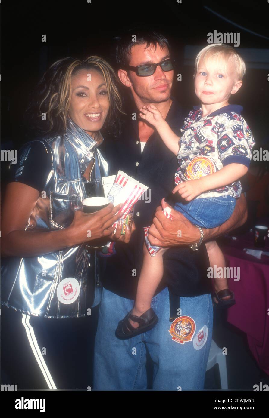 Los Angeles, Californie, États-Unis 25 juillet 1996 personnalité TV Julie Brown, John Devon et son fils Tanner Devon participent à ÒThe Greatest Show sur EarthÓ Ringling Brothers et Barnum & Bailey 126e édition au profit du Variety Club ChildrenÕs Charity au Los Angeles Sports Arena le 25 juillet, 1996 à Los Angeles, Californie, États-Unis. Photo de Barry King/Alamy stock photo Banque D'Images