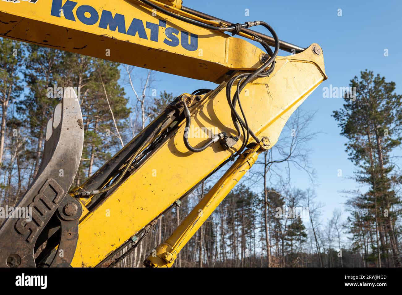 CROW WING CO, MN - 3 MAI 2023 : coude de bras de flèche d'excavatrice Komatsu et tubes hydrauliques sur une machine d'équipement lourd en fonctionnement, sur une nouvelle construction de maison Banque D'Images