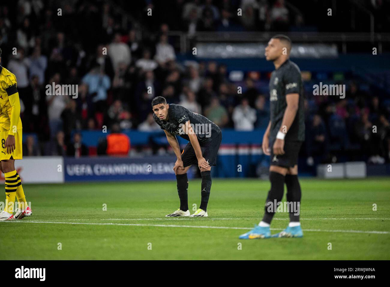 Paris, France. 19 septembre 2023. Achraf Hakimi et Mbappe lors du 1e tour de l'UEFA Champions League Group F match entre le Paris Saint-Germain (PSG) et le Borussia Dortmund (BVB) au stade du Parc des Princes à Paris le 19 septembre 2023. Photo Eliot Blondet/ABACAPRESS.COM crédit : Abaca Press/Alamy Live News Banque D'Images