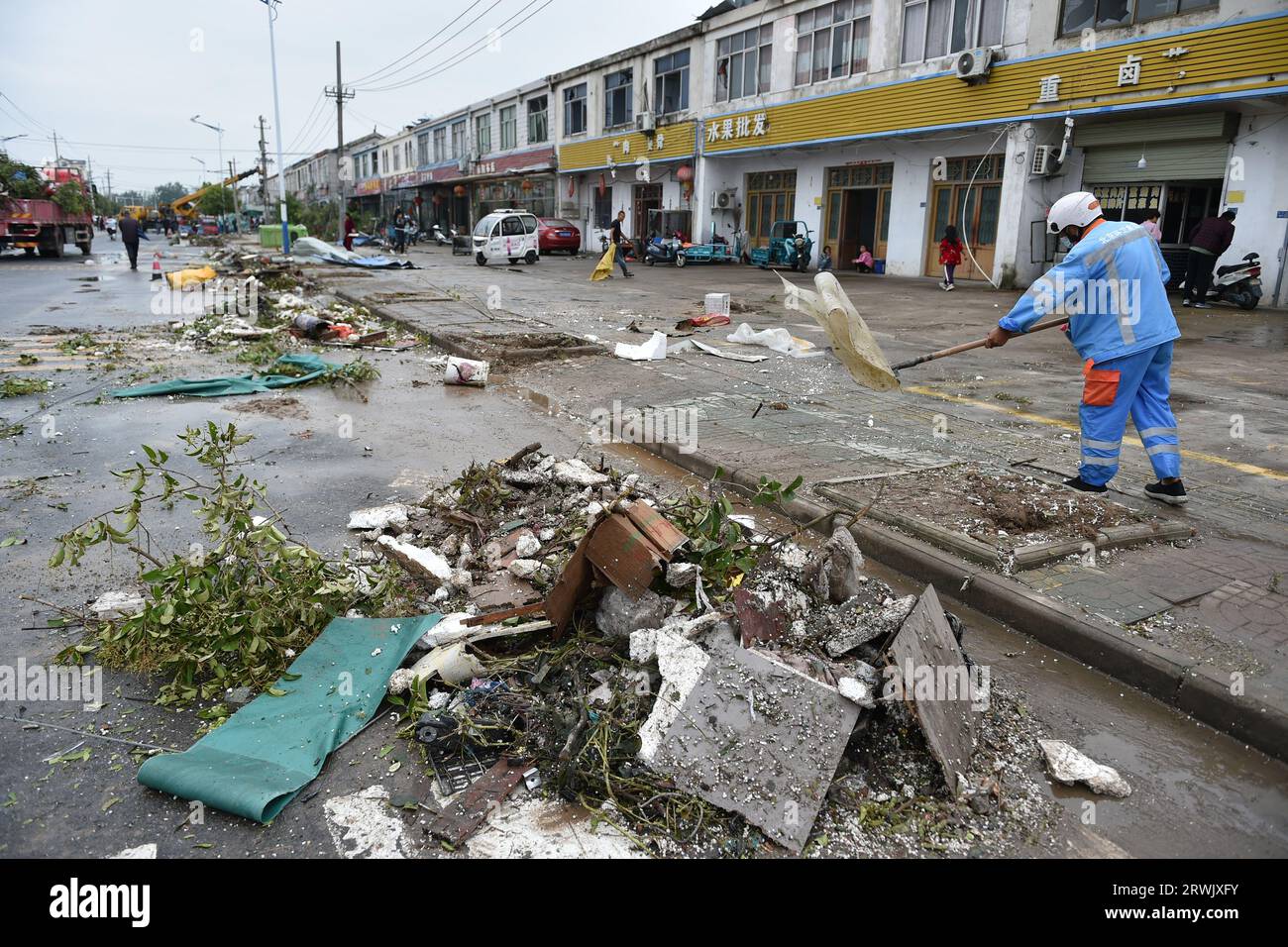 Suqian, Chine. 20 septembre 2023. SUQIAN, CHINE - 20 SEPTEMBRE 2023 - des travailleurs de l'assainissement nettoient une route après une tornade dans le township de Nancai, ville de Suqian, province de Jiangsu, Chine, le 20 septembre 2023. (photo de CFOTO/Sipa USA) crédit : SIPA US/Alamy Live News Banque D'Images
