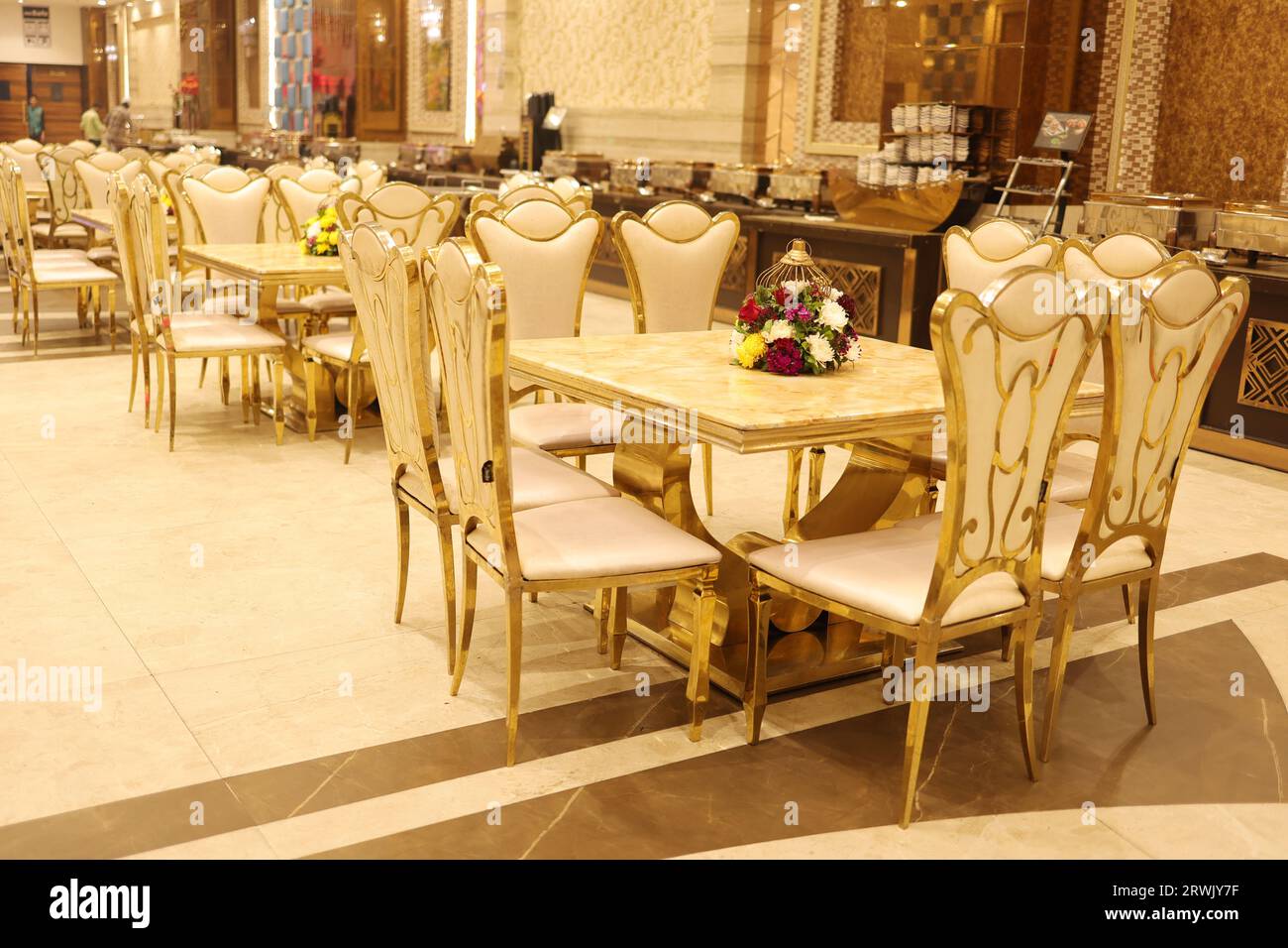 Chaise vide et tabel sur le lieu de mariage Banque D'Images