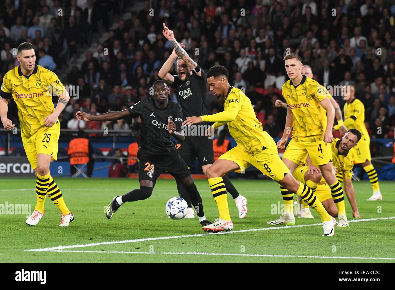 Paris, France. 19 septembre 2023. Lors du 1e tour de l'UEFA Champions League, le 19 septembre 2023, lors du match de football du Groupe F opposant le Paris Saint-Germain (PSG) au Borussia Dortmund (BVB) au stade du Parc des Princes à Paris. Photo de Lionel UrmanABACAPRESS.COM crédit : Abaca Press/Alamy Live News Banque D'Images