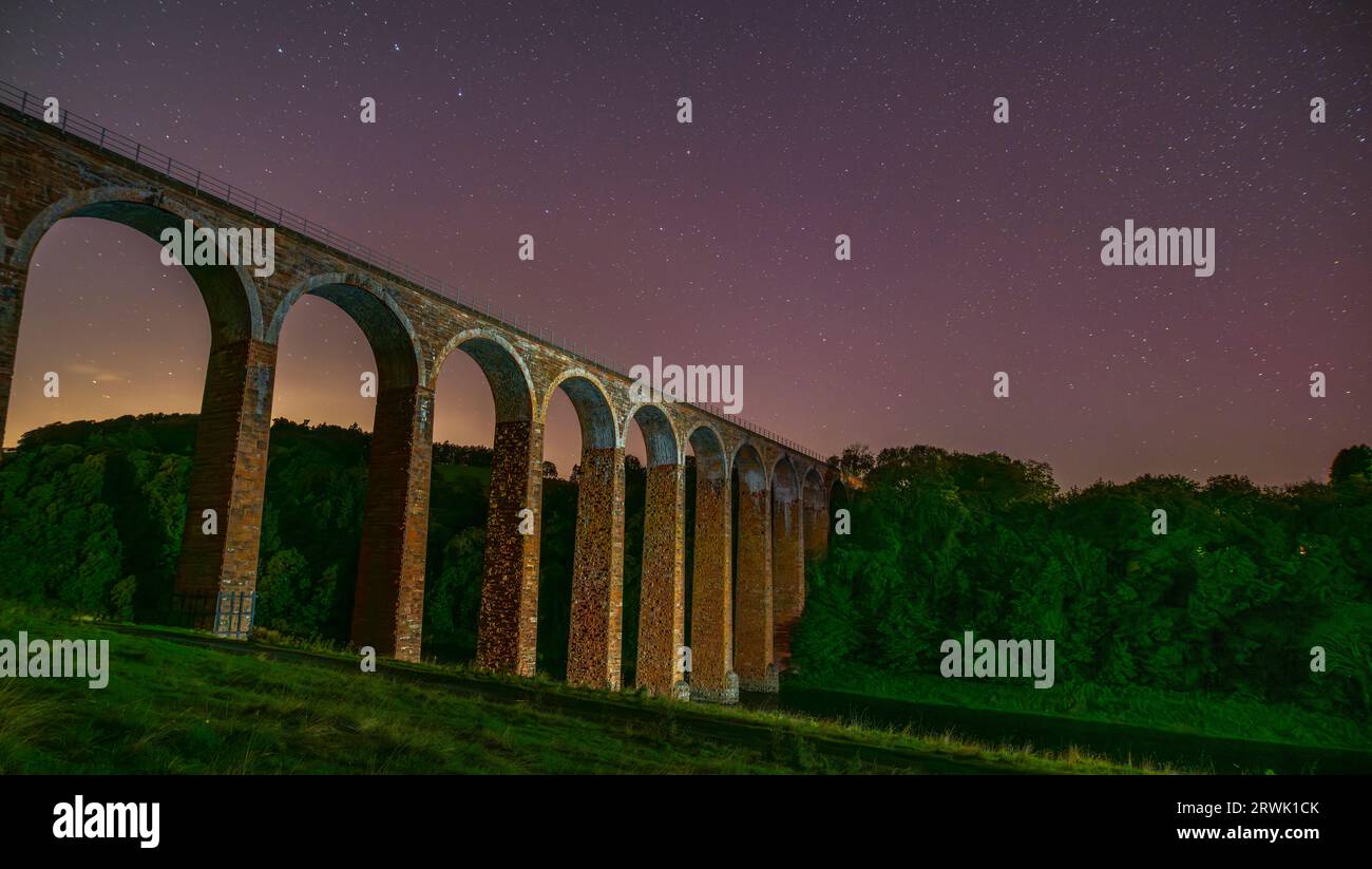 Leaderfoot Viaduc, près de Melrose, Scottish Borders. Une vue nocturne des arches du viaduc Leaderfoot, qui transportait des trains sur la rivière Tweed et est un point de repère des Scottish Borders. Le viaduc Leaderfoot, également connu sous le nom de viaduc de Drygrange, a été ouvert le 16 novembre 1863 pour transporter le chemin de fer Berwickshire, qui reliait Reston à St Boswells, via Duns et Greenlaw. Les ingénieurs du chemin de fer étaient Charles Jopp et Wylie & Peddie. Le chemin de fer a été gravement endommagé par les inondations en août 1948, avec 7 ponts défaillants et la ligne fermée au trafic de passagers Banque D'Images