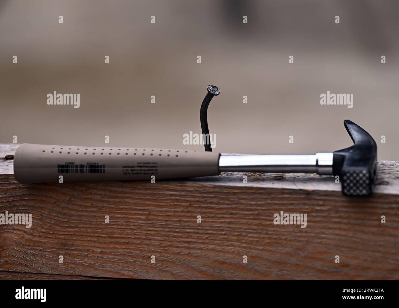 Potsdam, Allemagne. 18 septembre 2023. Un marteau repose sur une planche de bois à côté d'un clou enfoncé dans Crookedly Credit : Soeren Stache/dpa/Alamy Live News Banque D'Images