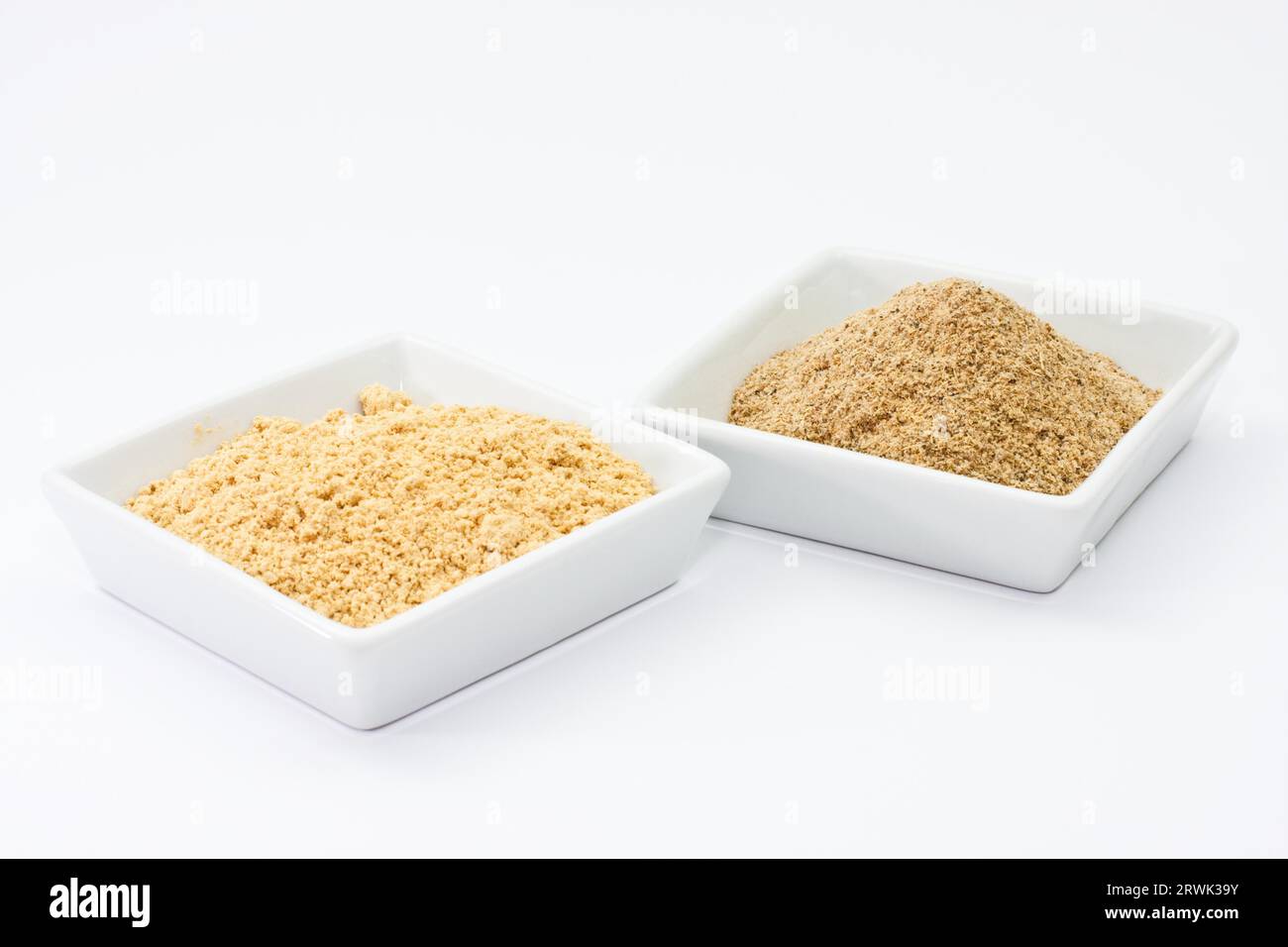 Poudre de cardamome et poudre de gingembre, poudre de cardamome et poudre de gingembre Banque D'Images