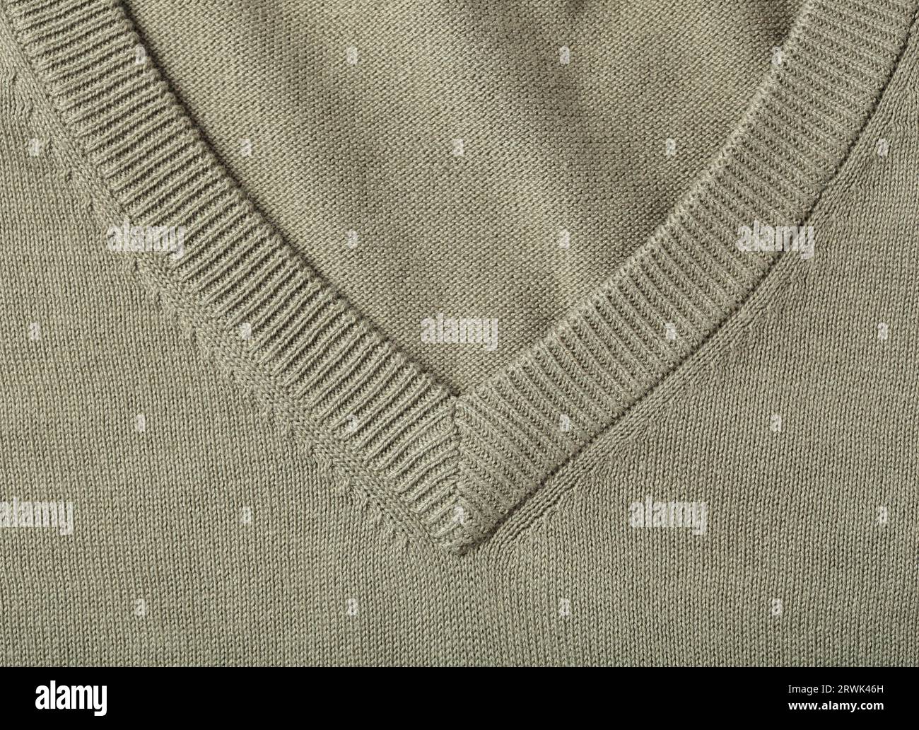 Col en V d'un pull tricot en coton vert Banque D'Images