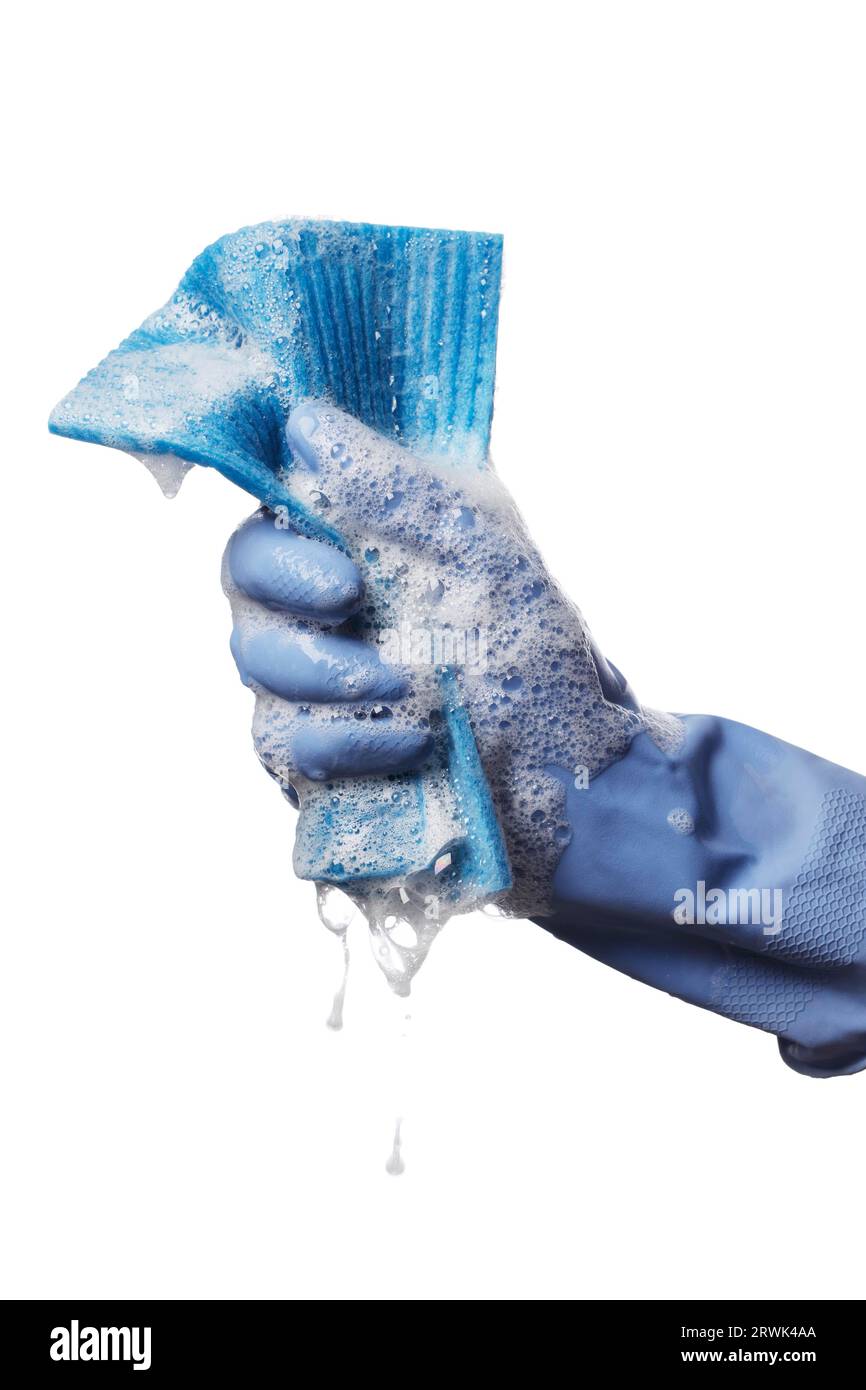 Une main gantée tenant un chiffon de nettoyage synthétique savonneux Banque D'Images