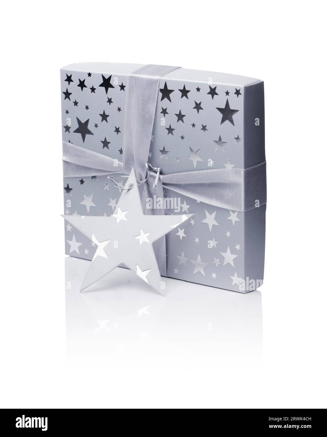 Un coffret cadeau (contenant un CD) isolé sur blanc avec réflexion naturelle Banque D'Images