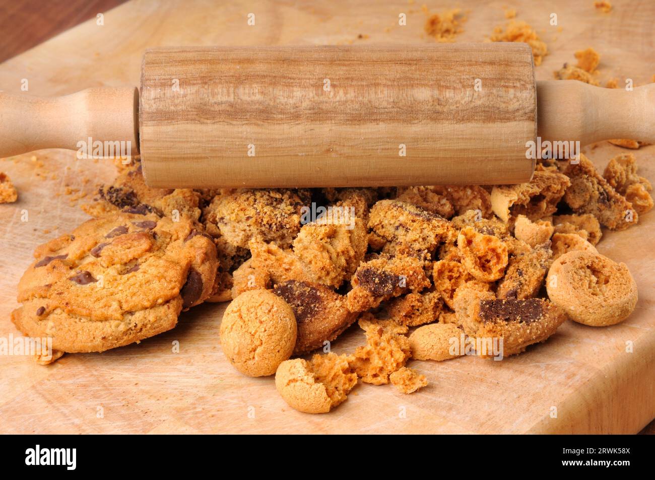 Écraser les biscuits pour la base de gâteau Banque D'Images