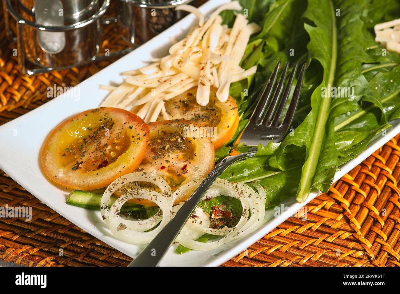 Salade de pissenlit garnie de tomates et de fromage Banque D'Images