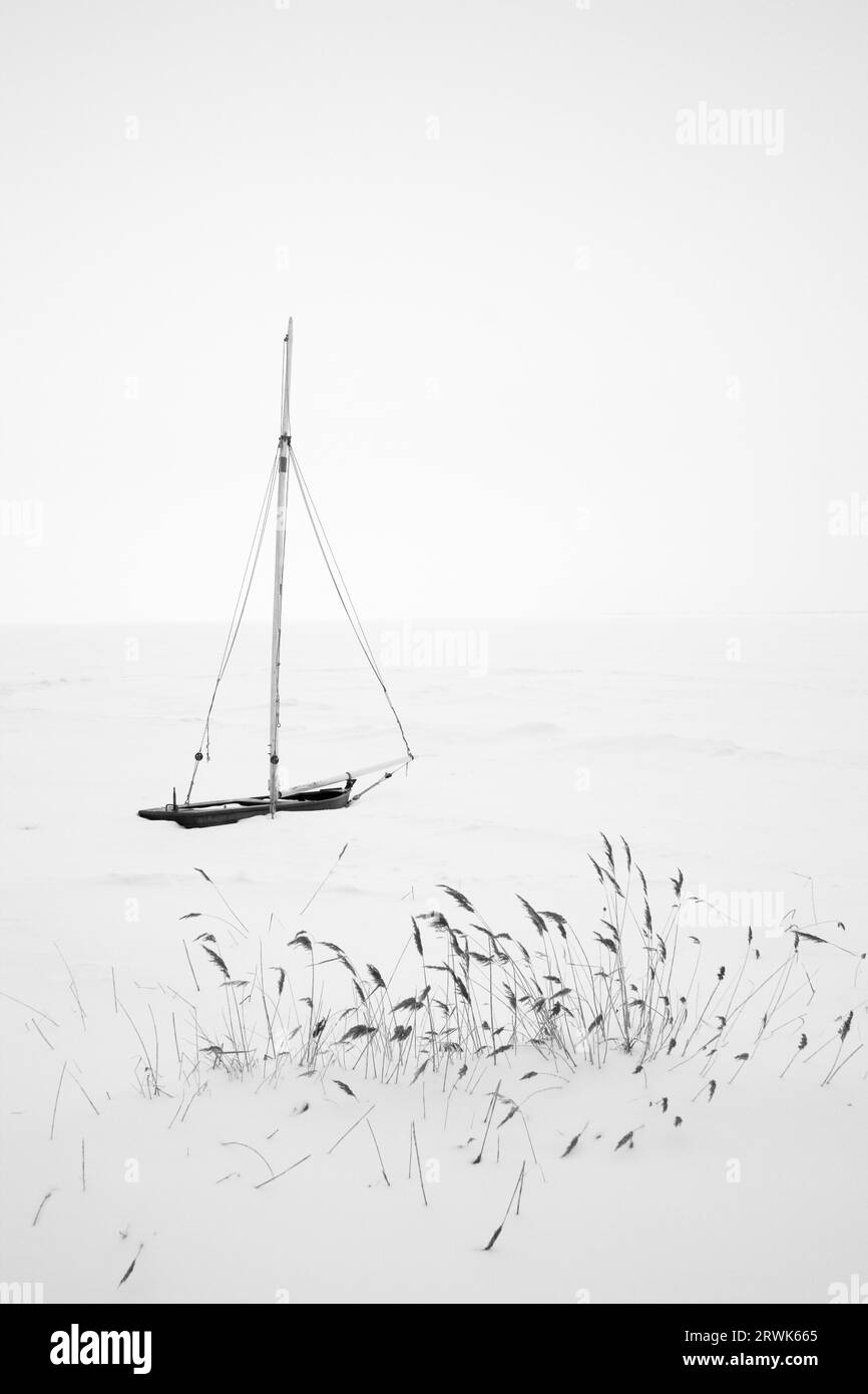 Voilier gelé couvert de neige à Saaler Bodden, Fischland-Darss Banque D'Images