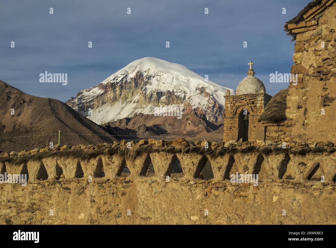 Nevado Sajama, plus haut sommet de Bolivie derrière une vieille église dans le parc national de Sajama Banque D'Images