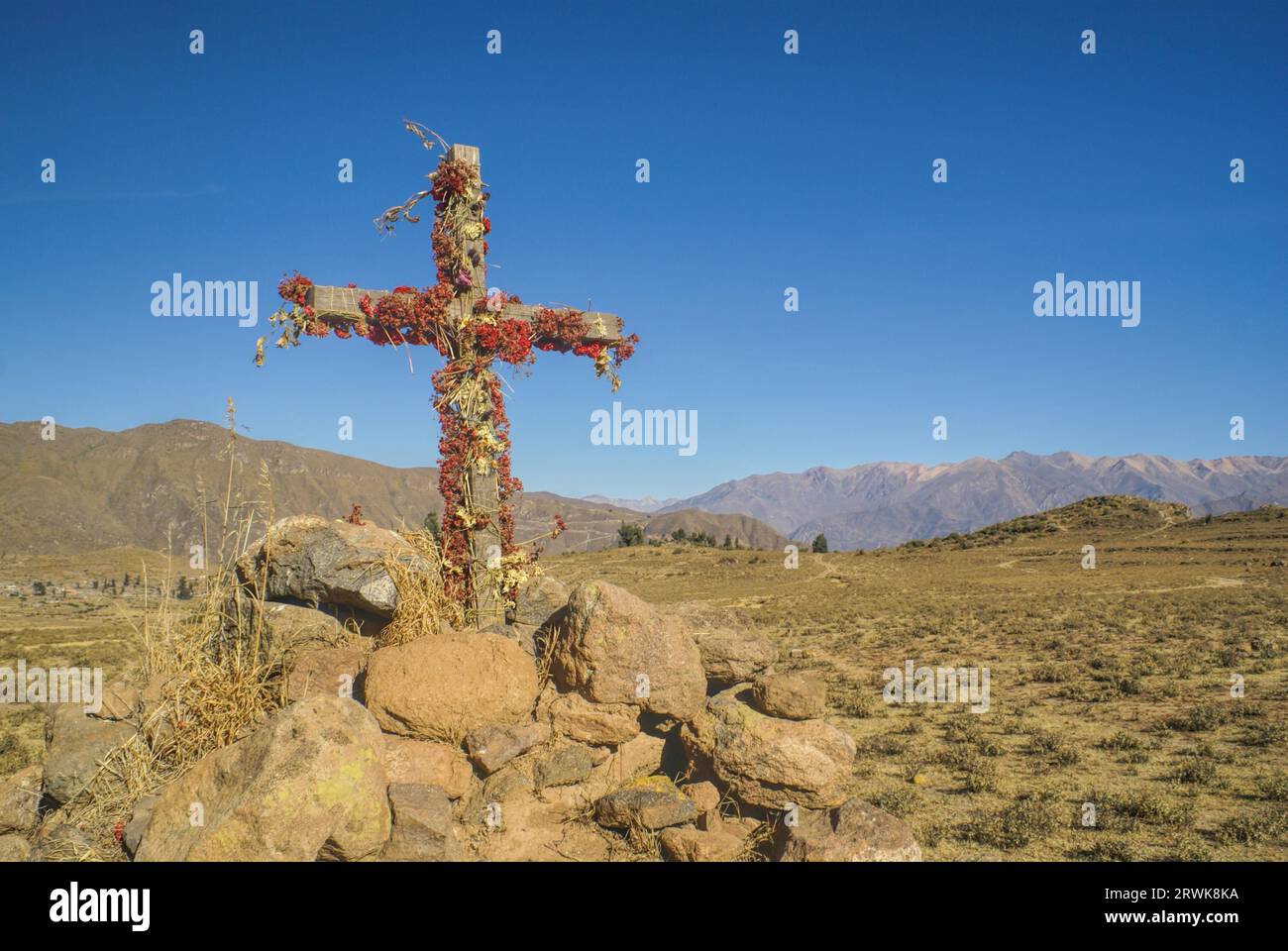 Croix chrétienne sur paysage aride du Pérou près de Canon del Colca Banque D'Images