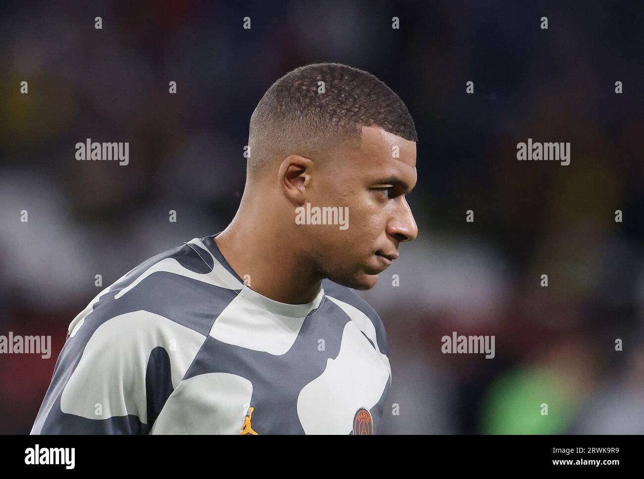 Paris, France. 19 septembre 2023. Kylian Mbappe du Paris Saint-Germain se réchauffe avant le 1e tour de l'UEFA Champions League Group F match entre le Paris Saint-Germain (PSG) et le Borussia Dortmund (BVB) au stade du Parc des Princes à Paris, France, le 19 septembre 2023. Crédit : Gao Jing/Xinhua/Alamy Live News Banque D'Images