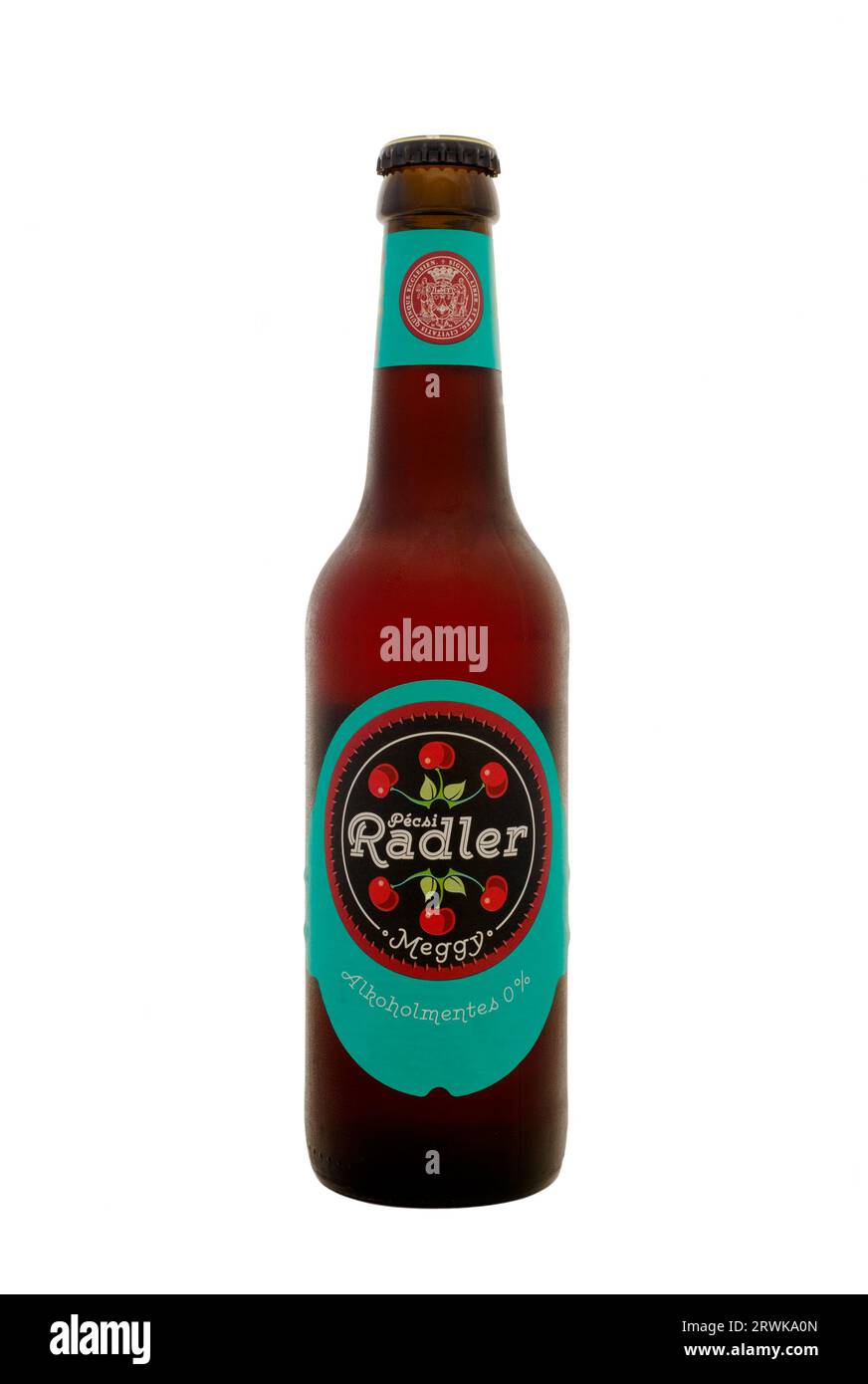 bouteille hongroise pecsi meggy radler saveur cerise bière lager sans alcool sur fond blanc Banque D'Images