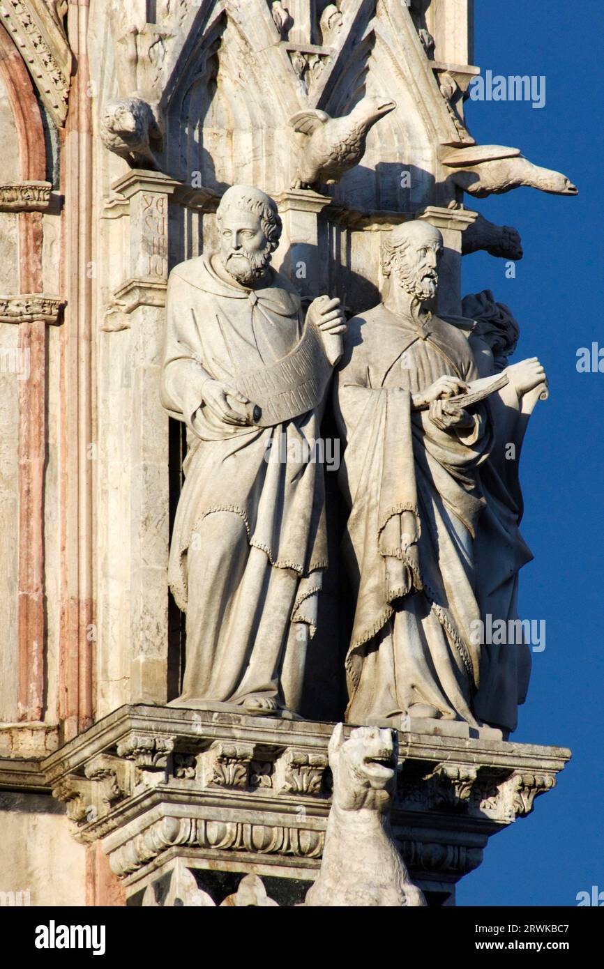 Détail de la façade en marbre de la cathédrale Sianese de Santa Maria par Giovanni Pisano Banque D'Images