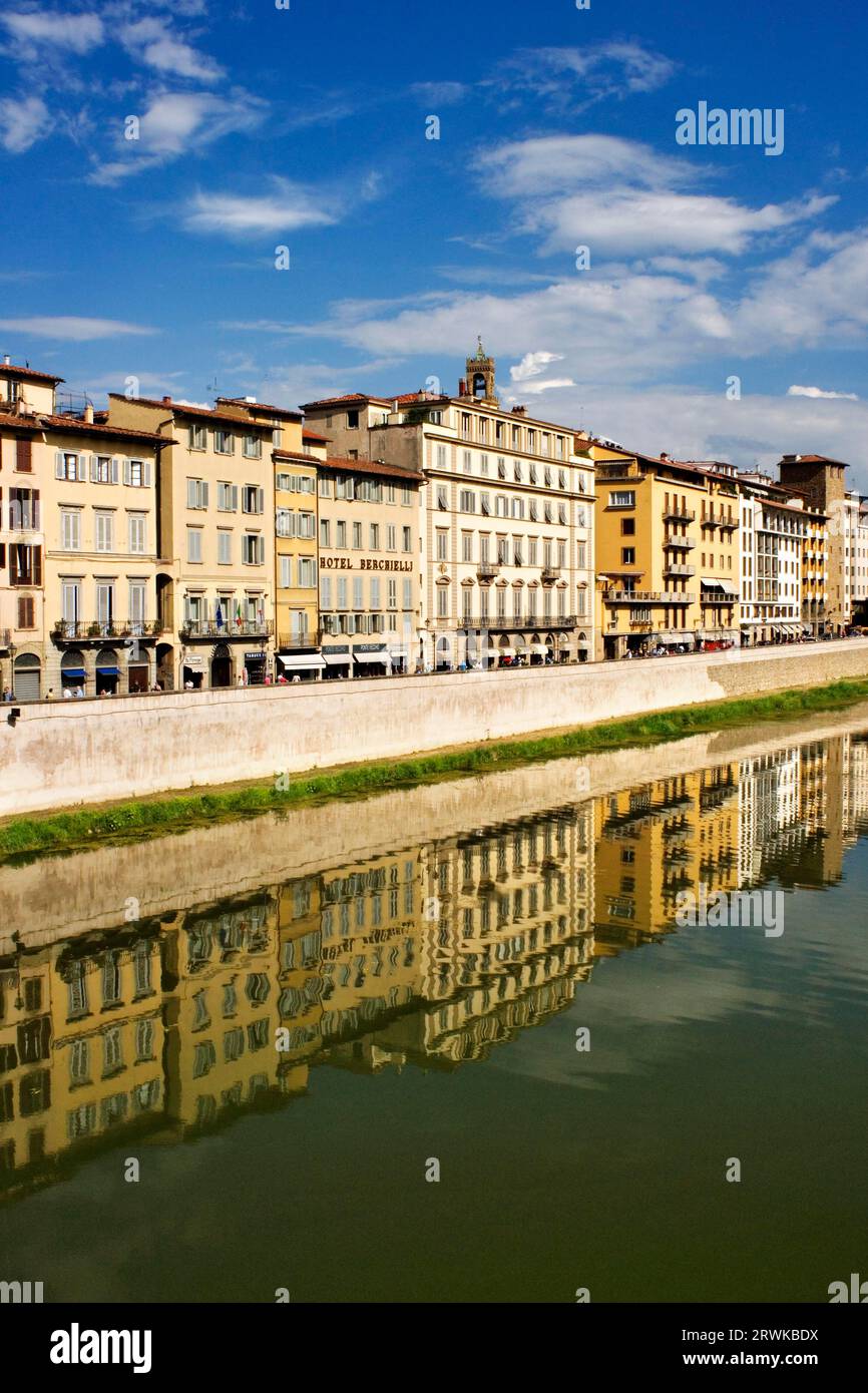 Sur les rives de l'Arno avec la tour de la ville en arrière-plan, Florence Banque D'Images