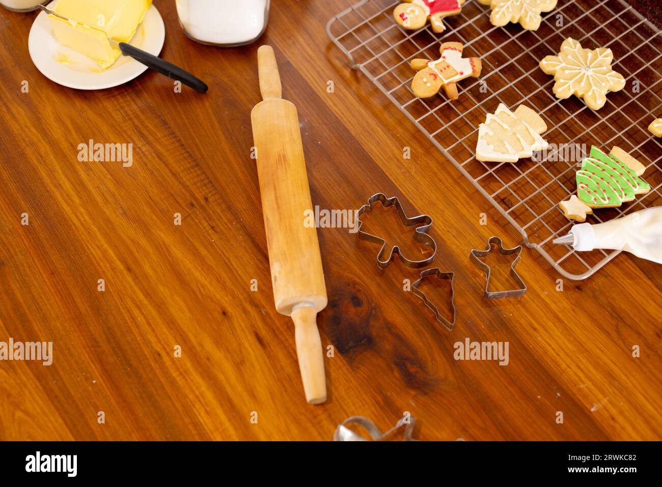 Biscuits de Noël, rouleau à pâtisserie et outils de biscuits sur le dessus de table Banque D'Images