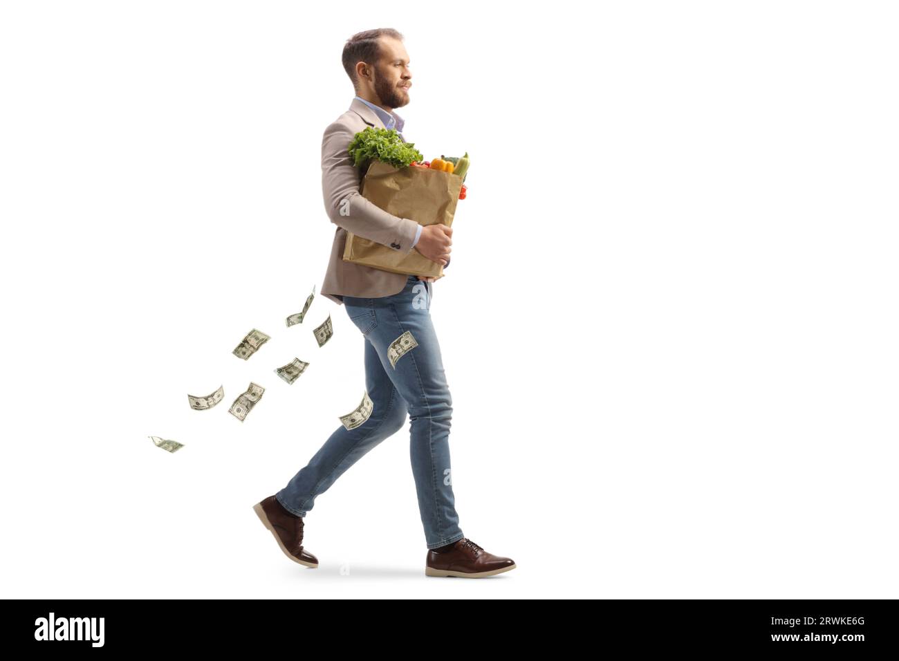 Plan de profil complet d'un jeune homme perdant de l'argent et portant un sac d'épicerie isolé sur fond blanc Banque D'Images