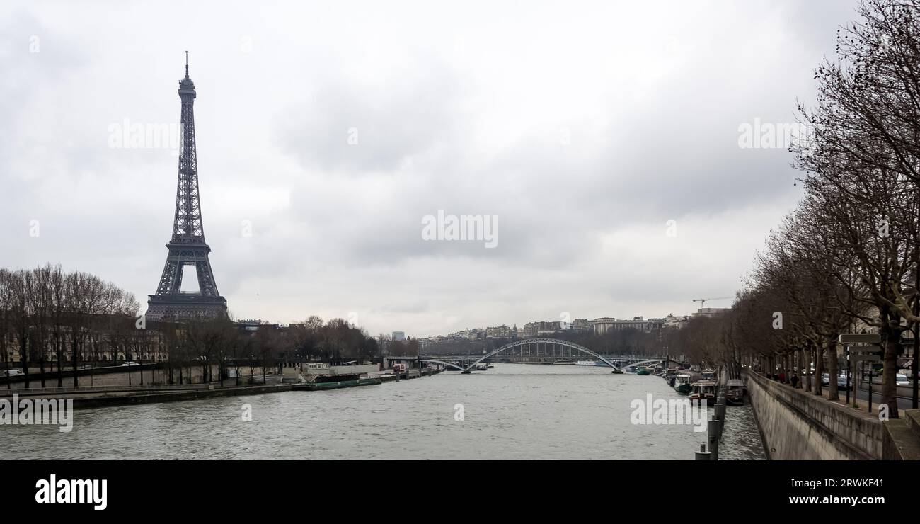 Vue sur la Tour Eiffel, une tour en fer forgé située à Paris, à l'extrémité nord-ouest du Parc du champ de Mars, le long de la Seine. Banque D'Images