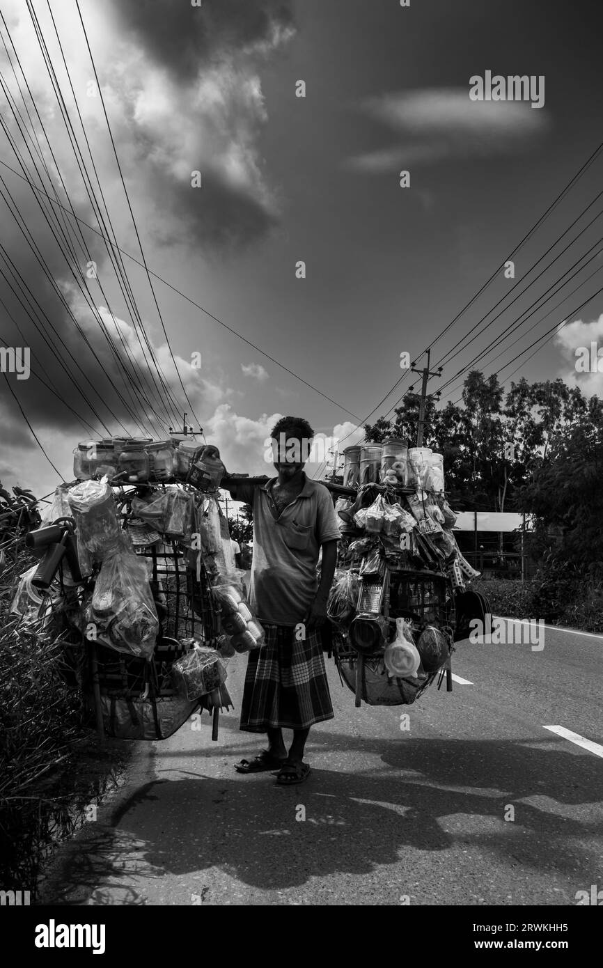 Photo épique de rue de village sous le ciel nuageux de Ruhitpur, Bangladesh, photo prise le 6 septembre 2022 Banque D'Images