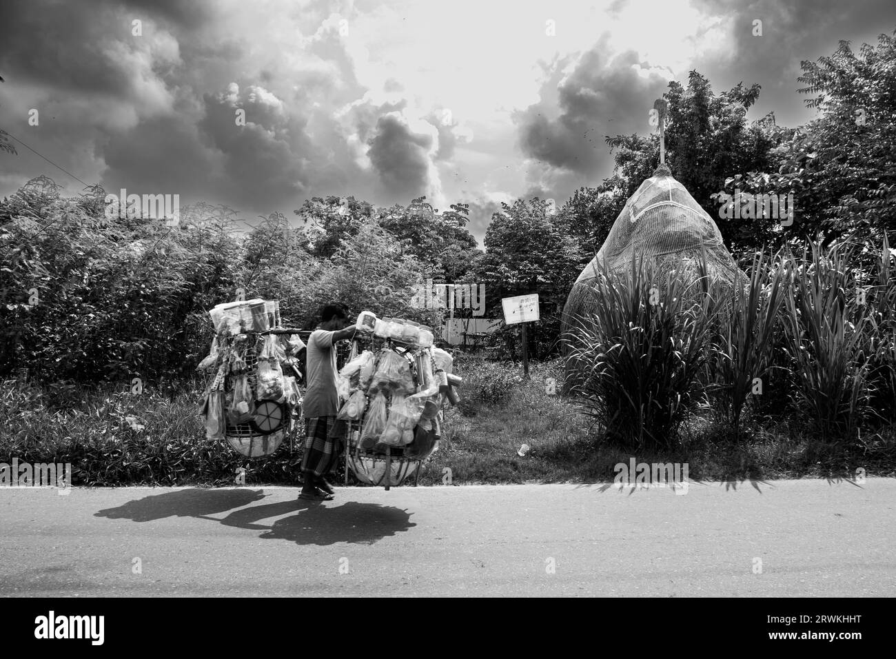 Photo épique de rue de village sous le ciel nuageux de Ruhitpur, Bangladesh, photo prise le 6 septembre 2022 Banque D'Images