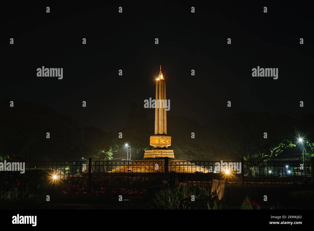 Tugu Malang la nuit. Point de repère principal et icône touristique de la ville de Malang dans l'est de Java, Indonésie. Malang Town Square. Banque D'Images