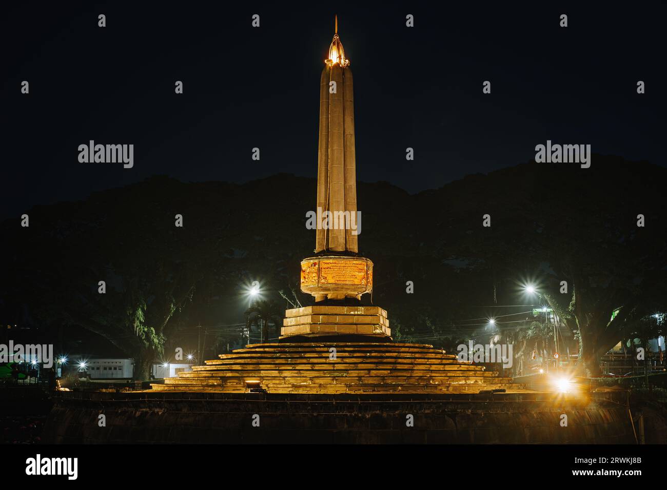 Tugu Malang la nuit. Point de repère principal et icône touristique de la ville de Malang dans l'est de Java, Indonésie. Malang Town Square. Banque D'Images