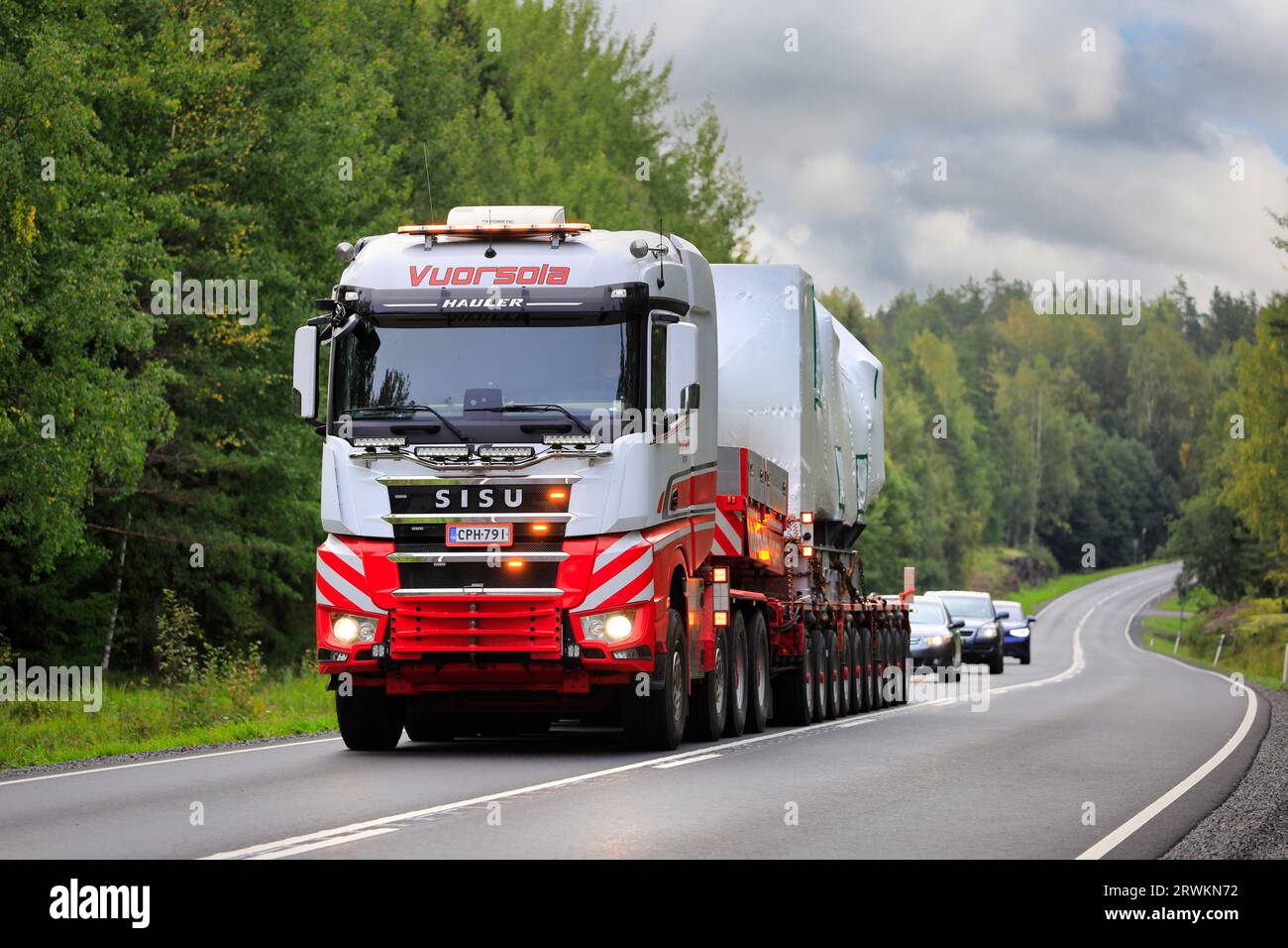 SISU Polar Hauler Truck Vuorsola tire une charge exceptionnelle d'équipement de parc éolien sur l'autoroute. Raasepori, Finlande. 8 septembre 2023. Banque D'Images