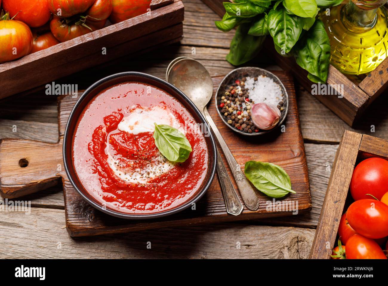 Soupe fraîche de gazpacho aux tomates maison Banque D'Images