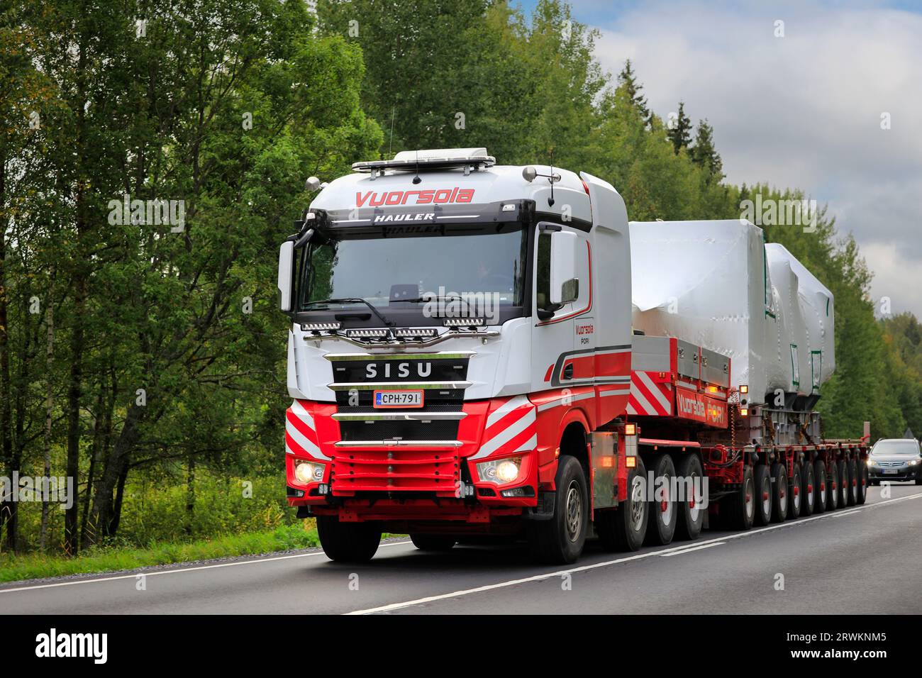 SISU Polar Hauler Truck Vuorsola tire une charge exceptionnelle d'équipement de parc éolien sur l'autoroute. Raasepori, Finlande. 8 septembre 2023. Banque D'Images