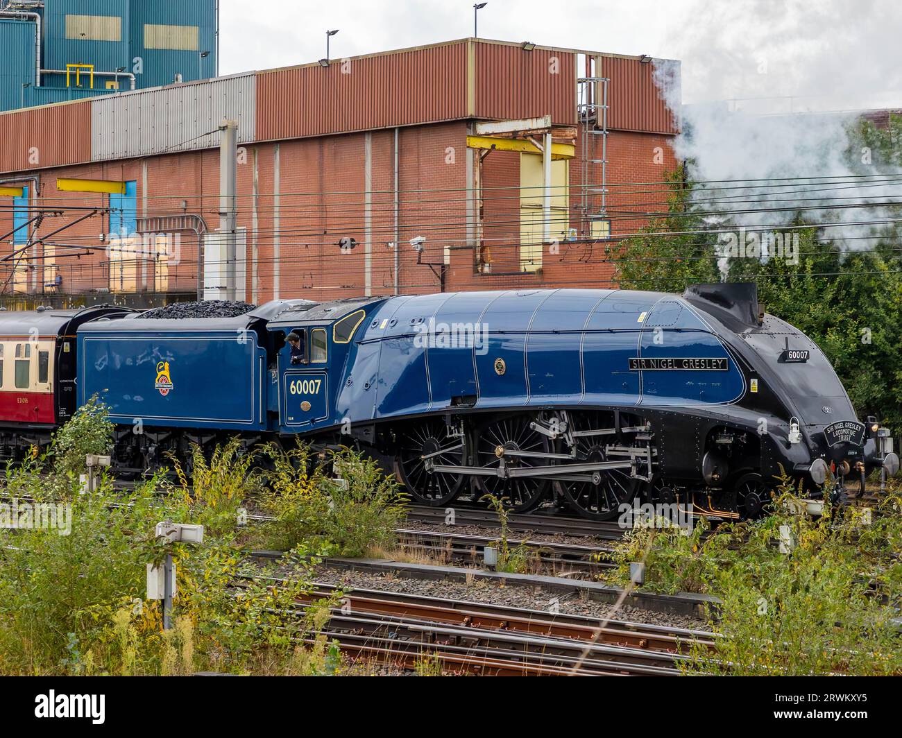 Mercredi 20 septembre 2023 - Warrington, Cheshire, Angleterre, Royaume-Uni - par un mercredi matin froid, humide et venteux, l'emblématique locomotive à vapeur des années 1930 60007 'Sir Nigel Gresley' (du nom de son concepteur légendaire) est passée par Bank Quay Station lors de son voyage à Carlisle de Chester. Crédit : John Hopkins/Alamy Live News Banque D'Images