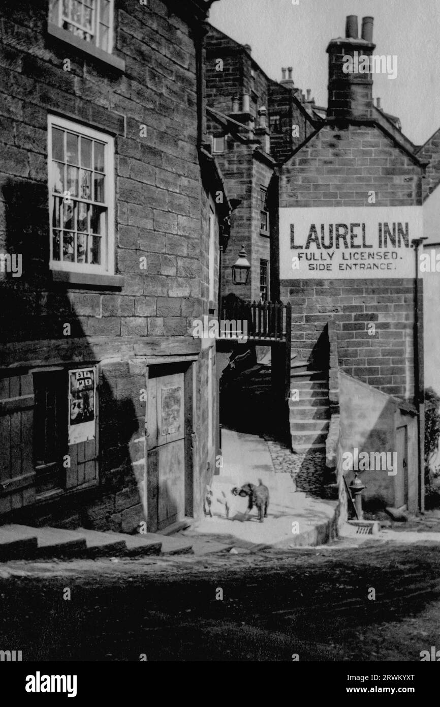 Le Laurel Inn à Robin Hoods Bay, un village sur la côte du North Yorkshire en Angleterre. Photographie vintage prise en 1926, d'une collection familiale du Yorkshire. Banque D'Images