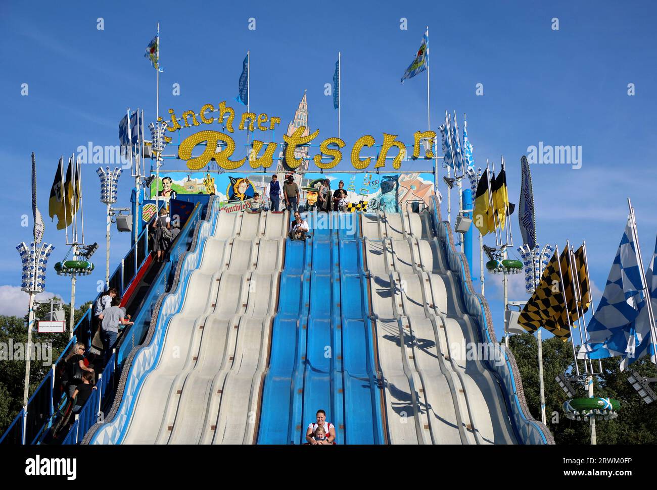 München, Deutschland 19. 2023 septembre : Oktoberfest, Wiesn, Volksfest, Theresienwiese hier der Blick auf die Münchner Rutschn, Fahrgeschäft, Schausteller, rutschen, Tradition Banque D'Images