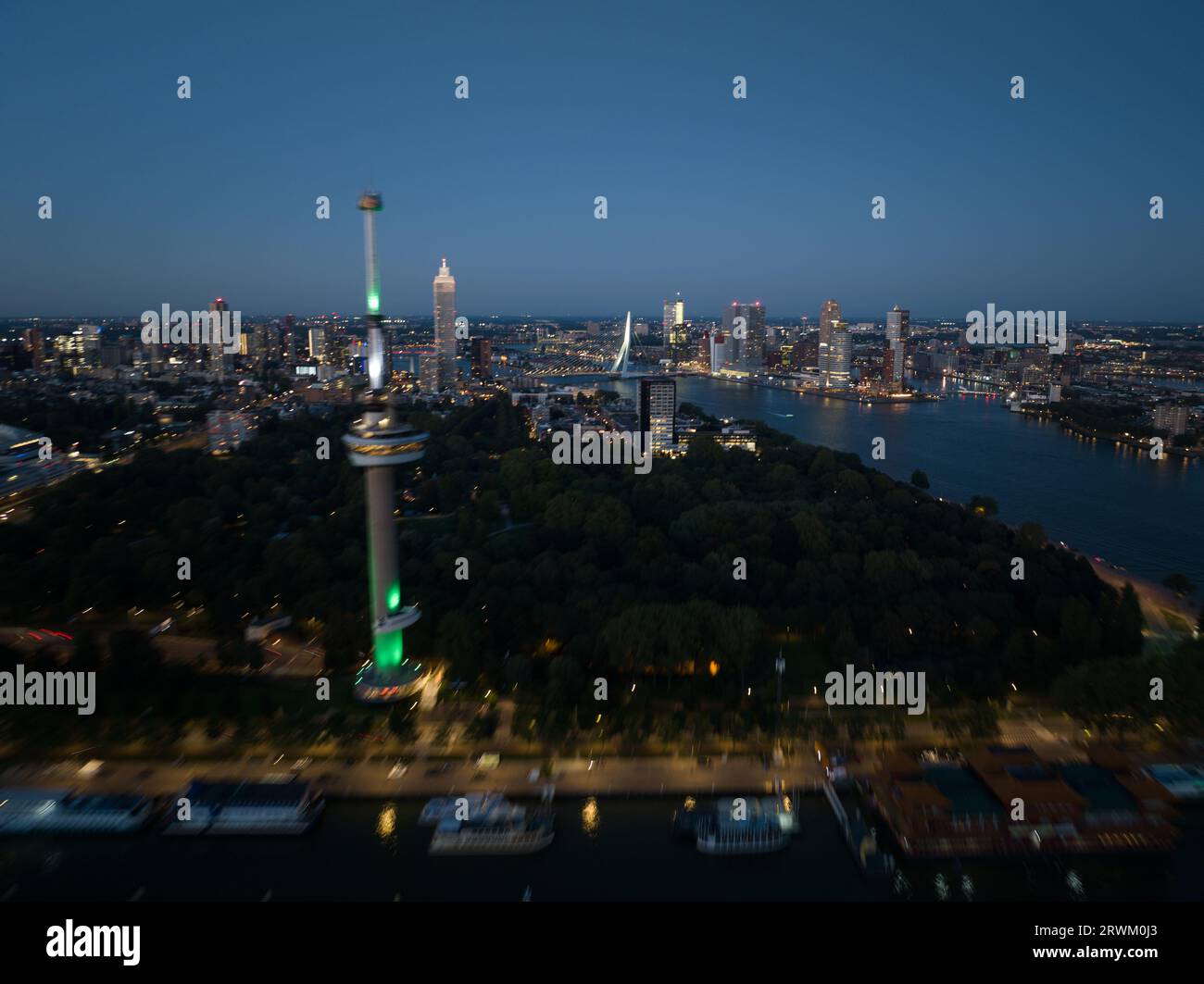 Tour d'observation Euromast à Rotterdam, soulignant ses caractéristiques uniques et sa présence emblématique dans la ville. Banque D'Images