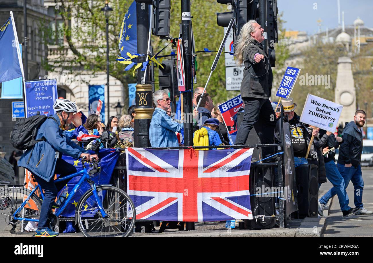 Londres, Royaume-Uni. Manifestants antigouvernementaux sur la place du Parlement, mai 2023 Gareth Kearns chante Banque D'Images