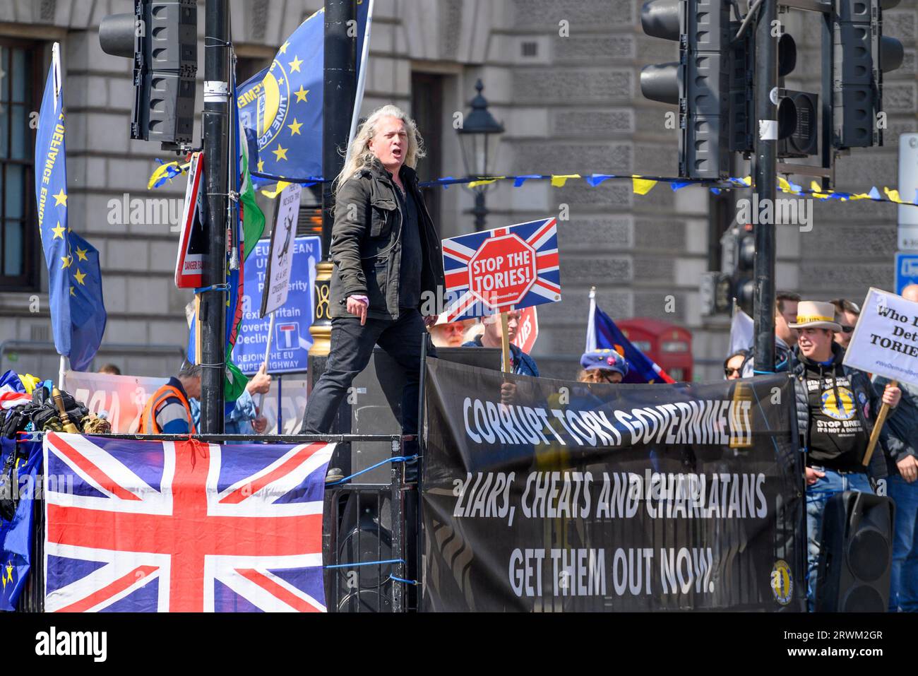 Londres, Royaume-Uni. Manifestants antigouvernementaux sur la place du Parlement, mai 2023 Gareth Kearns chante Banque D'Images