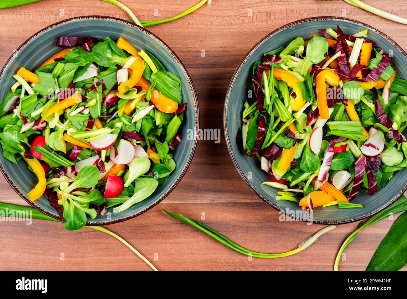 Salade saine avec légumes et poireaux ou ail sauvage. Vue de dessus. Banque D'Images